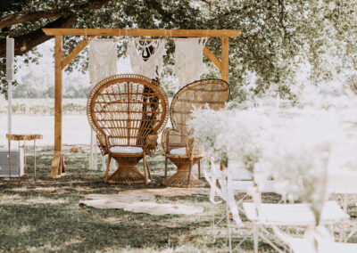Coin lounge sous les arbres